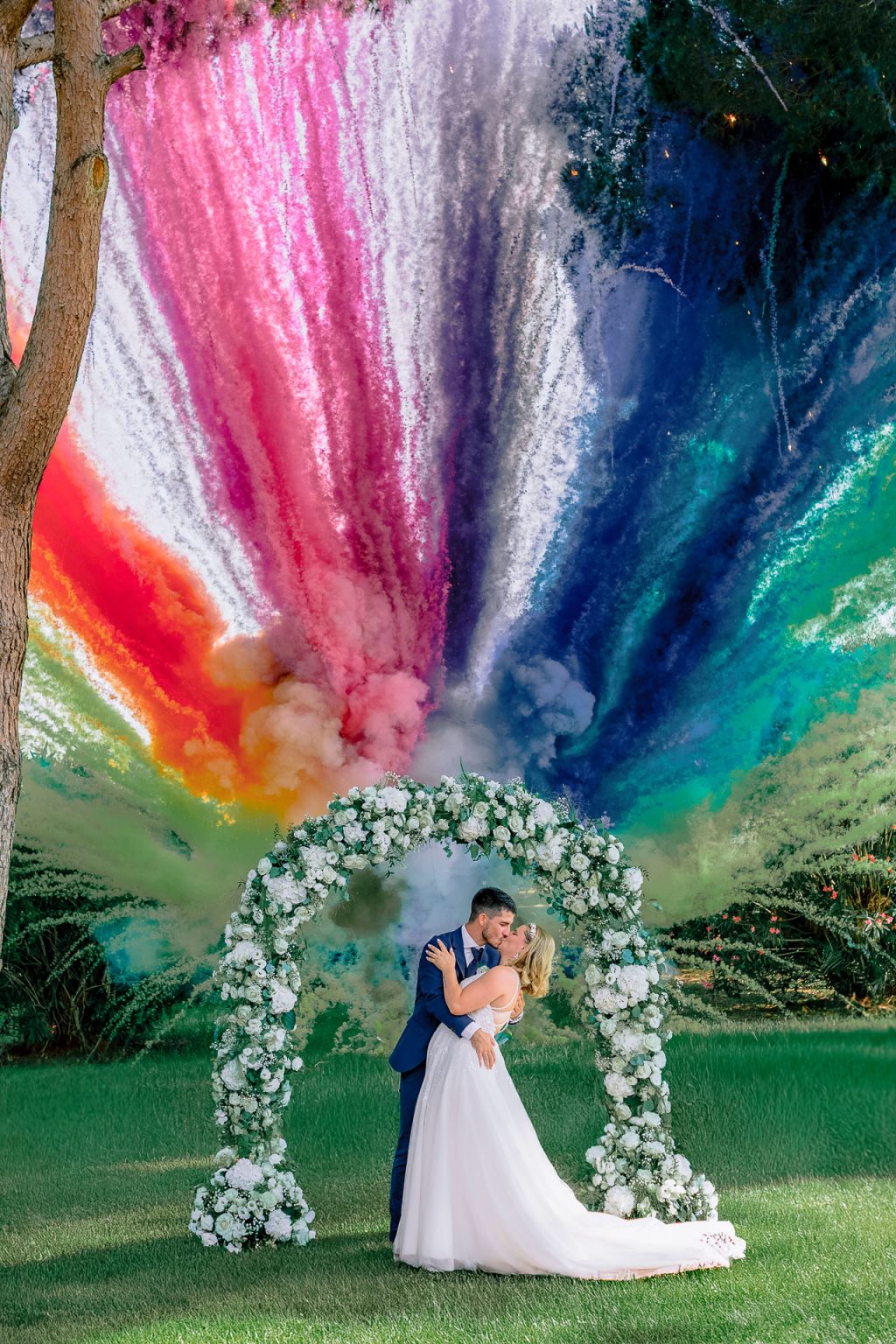 Arrivée de la mariée en voiture de collection pour son mariage en Corse